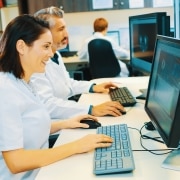 Estudiantes trabajando en computadoras