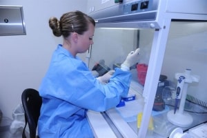 Técnico de laboratorio médico femenino en el trabajo