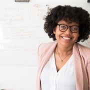 Mujer afroamericana frente a una pizarra