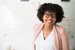 Mujer afroamericana frente a una pizarra