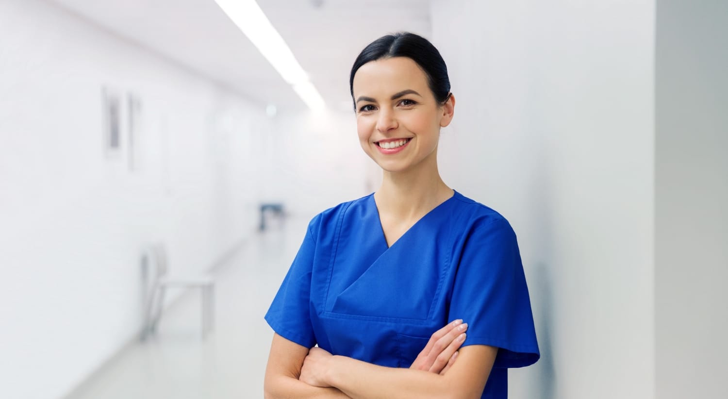 Enfermera sonriente en un pasillo