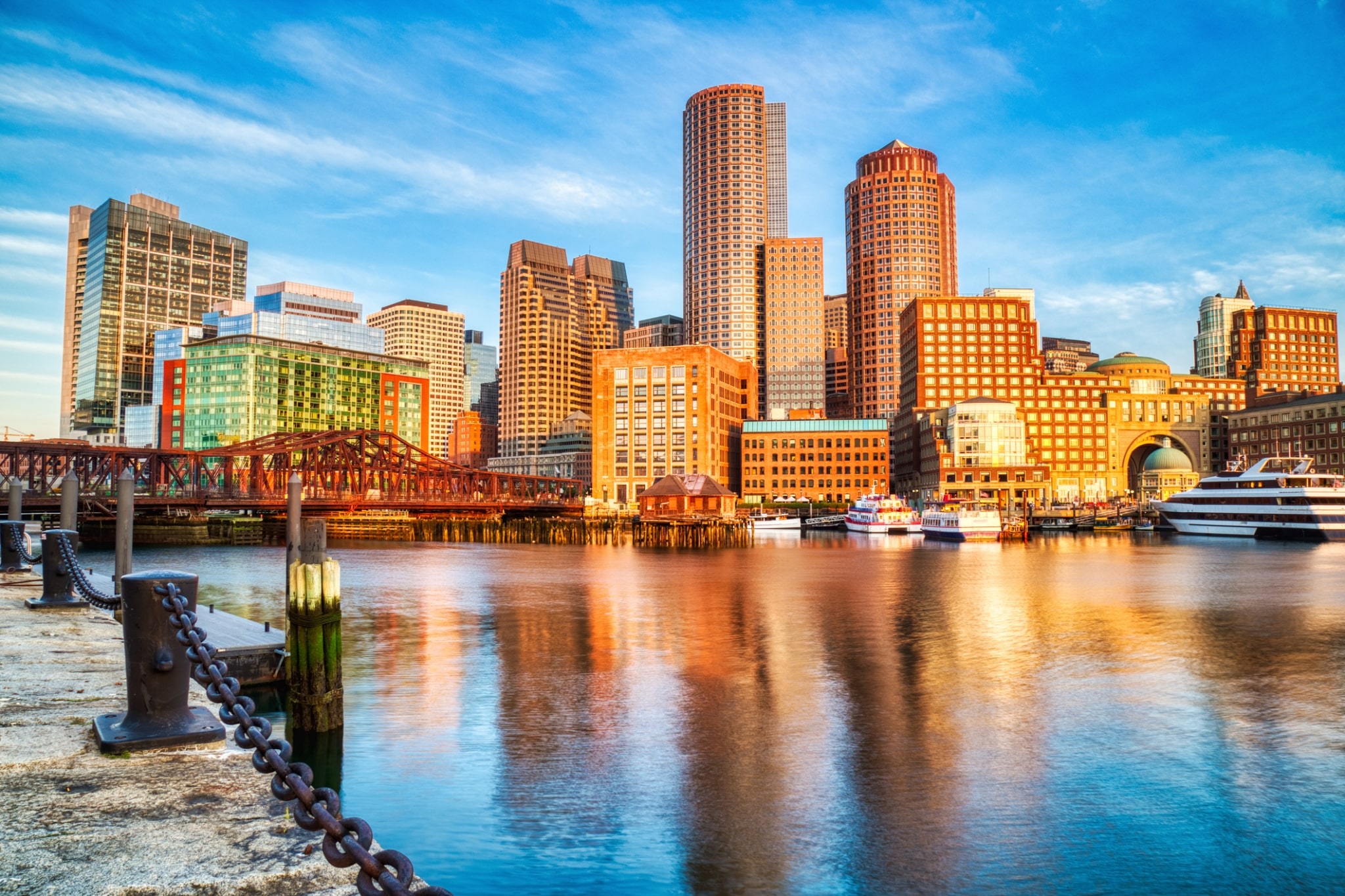 Horizonte de Boston con el distrito financiero y el puerto de Boston al amanecer.