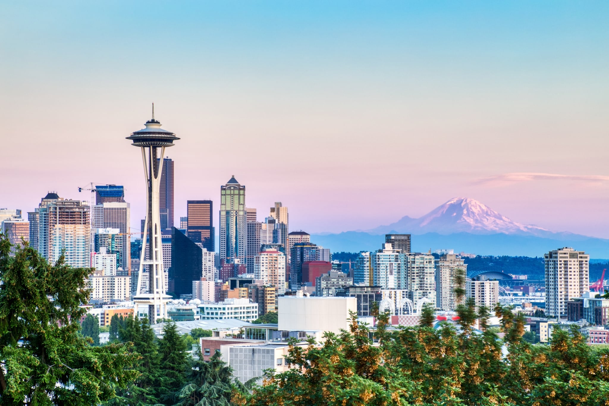 Paisaje urbano de Seattle con el monte Rainier al fondo al atardecer, Washington, EE.