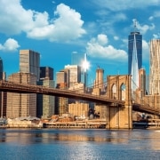 Horizonte del centro de Nueva York, Brooklin Bridge y Manhattan a la luz del sol de la mañana