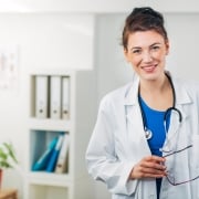 Profesional médico en una bata de laboratorio