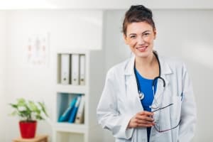 Profesional médico en una bata de laboratorio