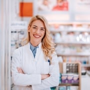 Técnico de farmacia sonriente en el trabajo