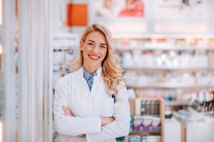 Técnico de farmacia sonriente en el trabajo