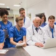 Grupo de estudiantes de medicina con su instructor.