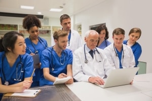 Grupo de estudiantes de medicina con su instructor.