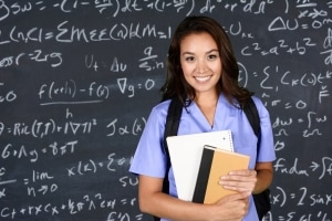 Estudiante de medicina frente a una pizarra