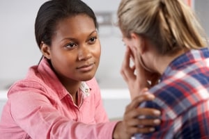 Profesional de la salud consolando a un paciente