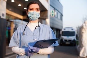 Enfermera esperando una ambulancia