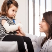 Profesional de la salud con un niño