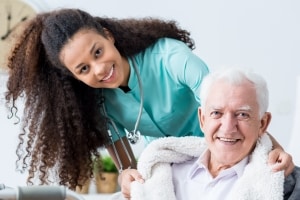 Enfermera sonriente con un paciente anciano