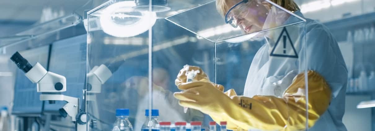 Epidemióloga en un laboratorio