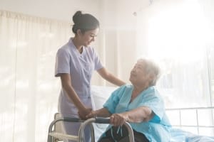 Profesional médico sonriendo al paciente anciano