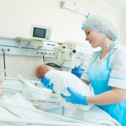 Enfermera neonatal sosteniendo a un bebé