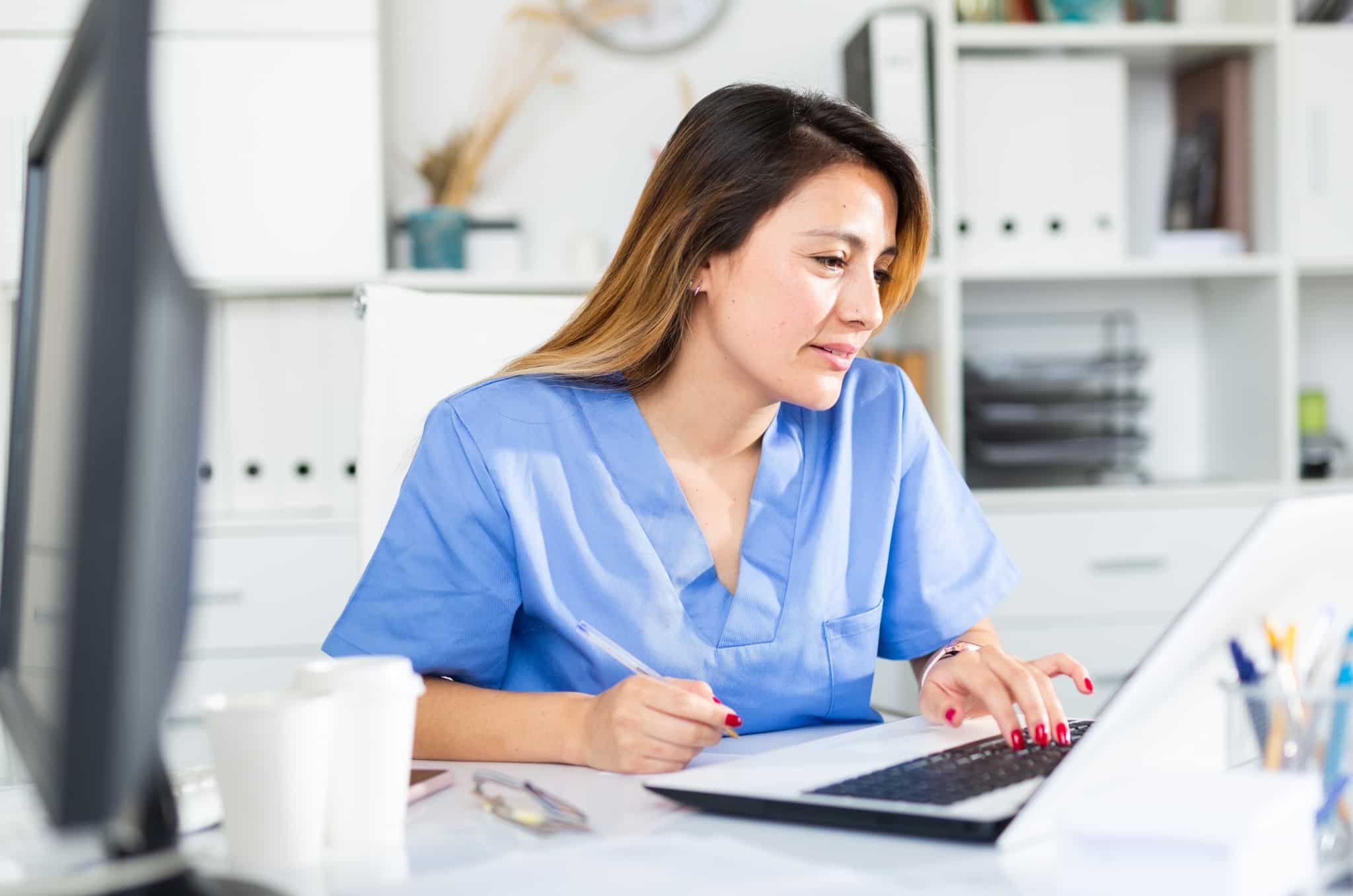 Recepcionista médica joven latina