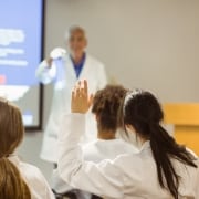 Profesional de la salud dando una conferencia