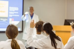 Profesional de la salud dando una conferencia