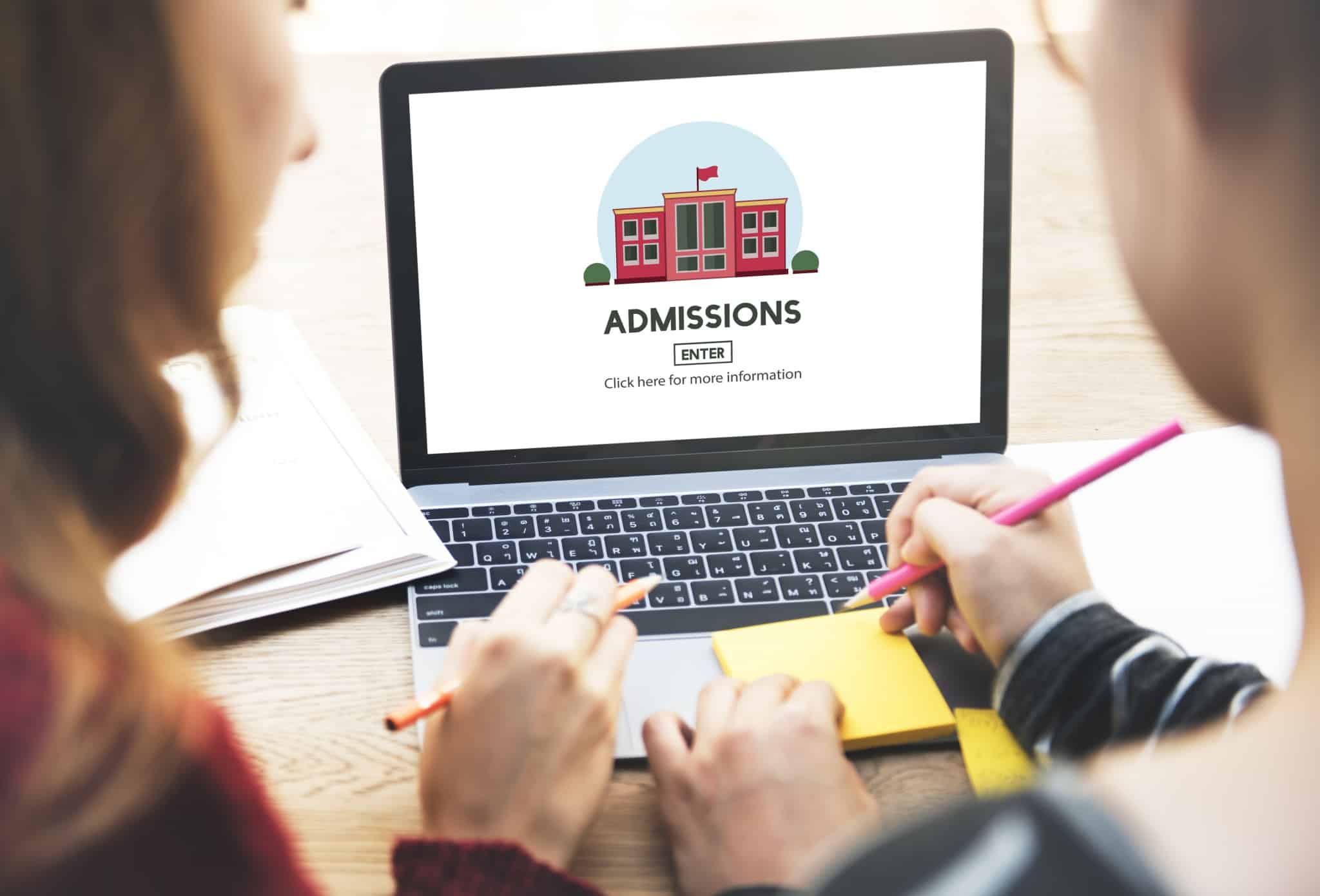 Estudiante completando el proceso de admisión