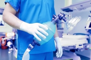 Profesional sanitario preparándose para intubar