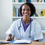 Profesional médico afroamericano sonriente