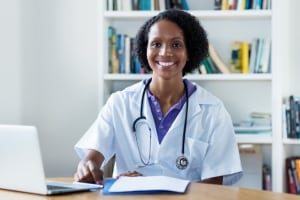 Profesional médico afroamericano sonriente