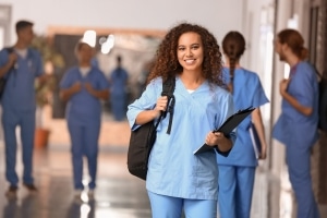 Estudiante afroamericano en un pasillo