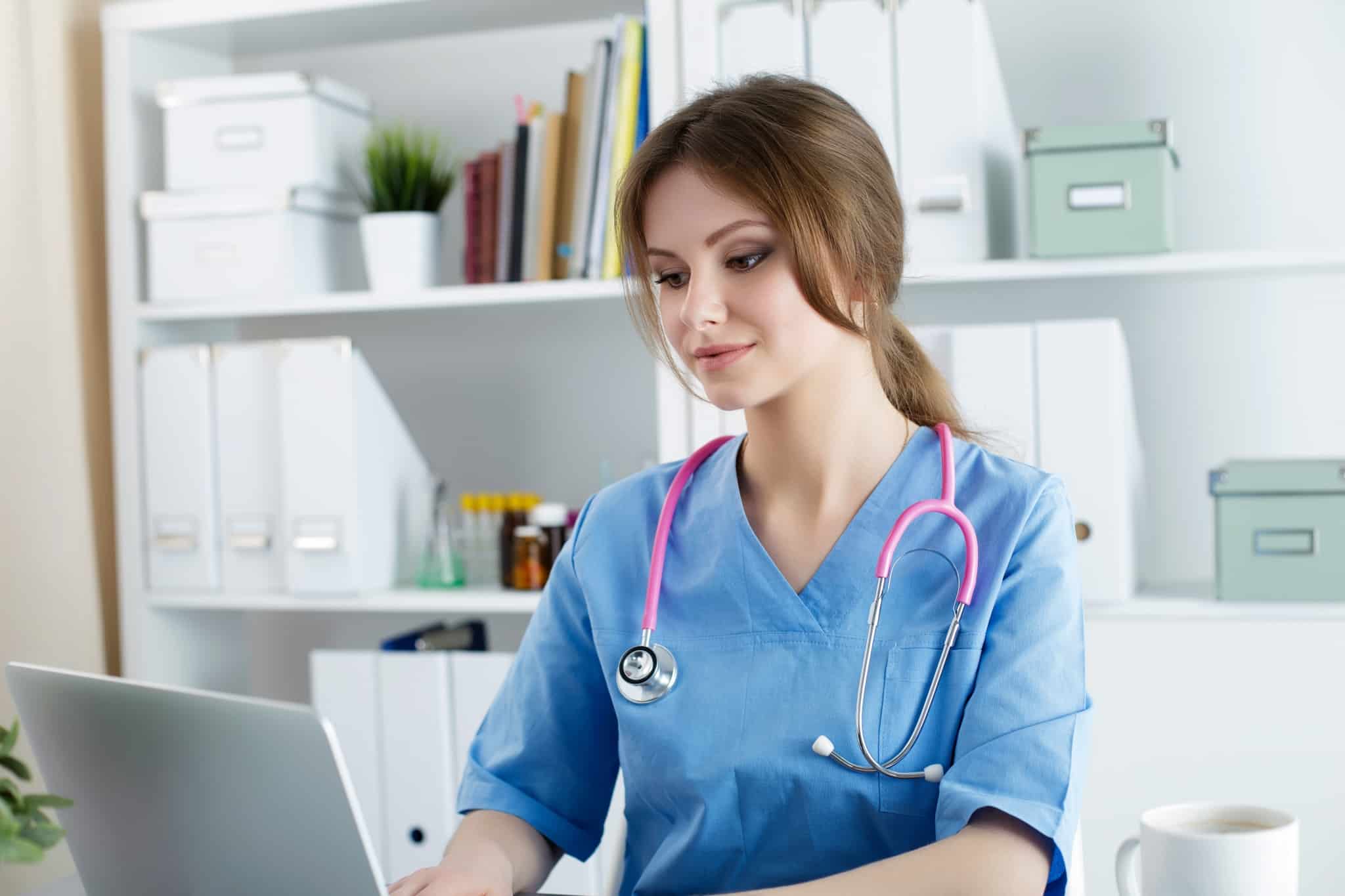Profesional de la salud femenina en una computadora portátil