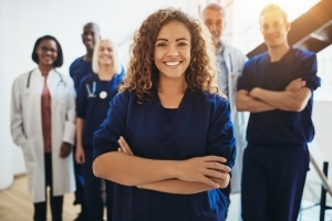 Equipo médico sonriente joven