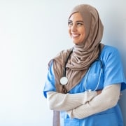 Enfermera sonriente vistiendo un hiyab