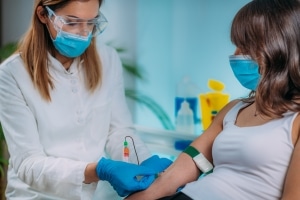 Profesional médico tomando una muestra de sangre