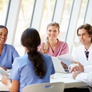 Equipo médico en una reunión