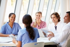 Equipo médico en una reunión