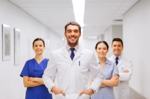 Equipo médico en el pasillo de un hospital.