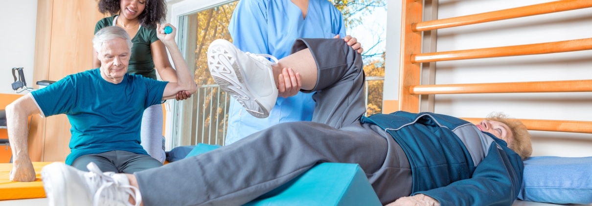 Terapeuta femenina que trabaja en una clínica de rehabilitación
