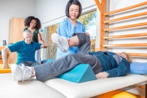 Terapeuta femenina que trabaja en una clínica de rehabilitación