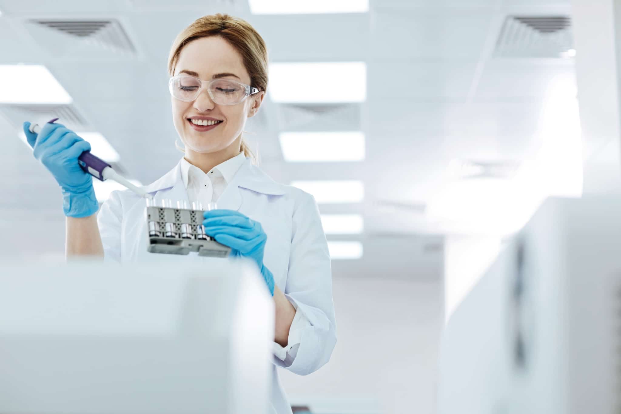 Mujer científica tomando muestras de prueba