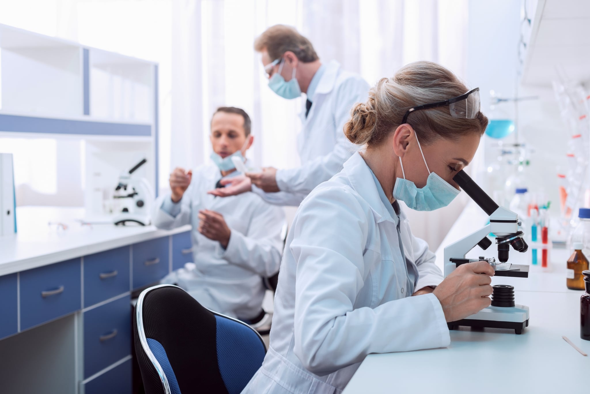 Trabajadores médicos en un laboratorio mirando muestras