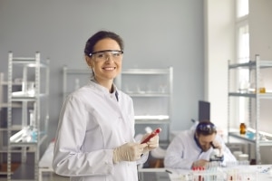 Técnicos de laboratorio en el trabajo