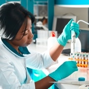 Científico africano realiza pruebas en un laboratorio