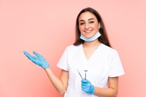 Profesional dental femenina contra un fondo rosa