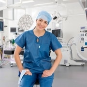 Profesional médico sonriente de un equipo quirúrgico