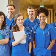 Grupo sonriente de estudiantes de medicina
