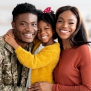 Retrato de una familia militar feliz