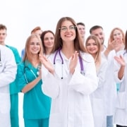 Grupo de profesionales médicos aplaudiendo
