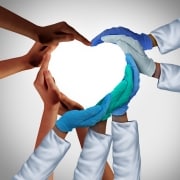 Trabajadores de la salud formando un corazón con sus manos