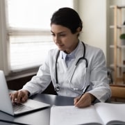 Profesional médico joven serio en una computadora portátil